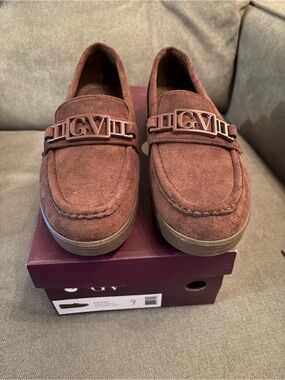 Gloria Vanderbilt “Leigh” Brown Slip On Loafers with GV logo hardware.  NIB